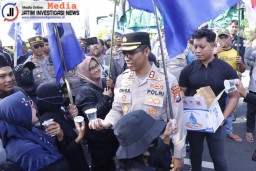 Berbagi Air Minum Saat Aksi Damai Buruh, Kapolres Situbondo Diserbu Emak-Emak Minta Selfie