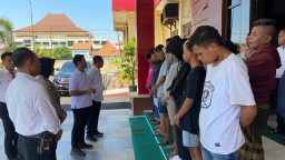 Polisi Beri Pembinaan 8 Pemuda yang Diamankan di Alun-alun Kraksaan