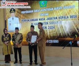 Plt. Bupati Sidoarjo Subandi Melantik dan Menyerahkan SK Penambahan Masa Jabatan Kepala Desa di Pendopo Delta Wibawa