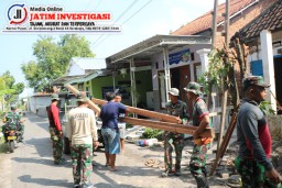Hari ke-3 Satgas TMMD ke-120 Kodim 0816/Sidoarjo Bersama Masyarakat Bersatu Bongkar Rumah Bu Umami