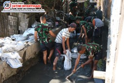 Guyub Rukun, Satgas TMMD 120 Kodim 0816/Sidoarjo Melaksanakan Pembersihan Sungai dan Jalan Raya