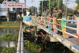 Bersama Semangat dan Kerja Keras, Satgas TMMD ke-120 Kodim 0816/Sidoarjo Sosialisasikan Kebersihan Dam Sungai Mangetan Kanal