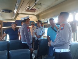 Satlantas Polres Tanjung Perak Lakukan Ramp check di Garasi PO Bus Jaya Utama