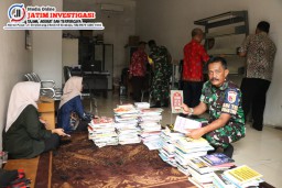 Wujud Sinergi, Dinas Perpustakaan Sidoarjo Serahkan Bantuan Buku Untuk Desa Penambangan Melalui Satgas TMMD ke-120