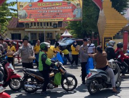 Polsek Simokerto Adakan Giat Jumat Berkah Bagikan 200 Nasi kotak