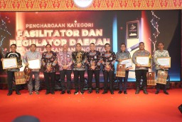 Kapolres Pelabuhan Tanjung Perak Menerima Penghargaan Dari PT DLU kategori Fasilitator