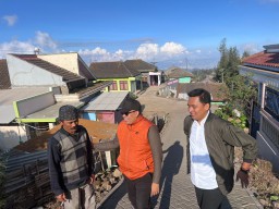 Mas Arif Membantu Perbaikan Jalan di Desa Wonokerso