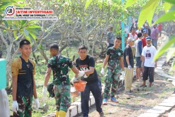 Satgas TMMD ke-120 Kodim 0816/Sidoarjo Bersama Warga Desa Penambangan Bergotong Royong Perbaiki Jalan Makam