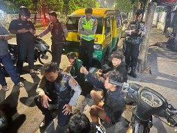 Tim Respati Polrestabes Surabaya Amankan 6 Pemuda Ala-ala Gengster TOK
