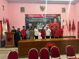 Orang Pertama Yang Mengembalikan Formulir Pendaftaran, Mas Arif Disambut Oleh Ketua DPC PDI Perjuangan