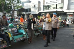 Tebar Kebahagiaan, Kapolrestabes Surabaya Kembali Gelar Sarapan Bareng dan Berbagi Sembako Dengan Abang Becak