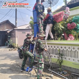Gotong Royong Satgas TMMD dan Warga Desa Penambangan Terangi Malam dengan 10 PJU Baru