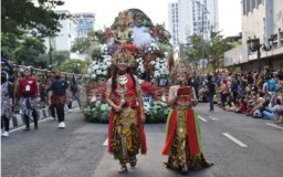 Hari Jadi Kota Surabaya ke-731 Tahun Menggelar Parade Mobil Hias dan Pawai Budaya Surabaya Vaganza 2024