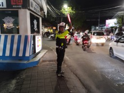 Unit Lantas Polsek Kuta Utara Lakukan Blue Light Patrol dan Pengaturan Malam Hari