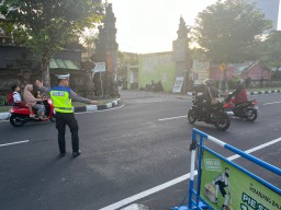 Pengaturan Lalin Pagi Hari, Polres Bandara Ngurah Rai Maksimalkan Pelayanan Masyarakat