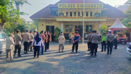 Kapolsek Simokerto Pimpin Apel Pagi dan Beri Arahan Kepada Anggotanya