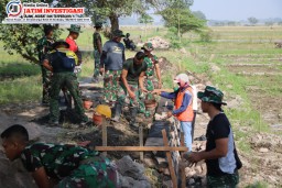 Satgas TMMD ke-120 Kodim 0816/Sidoarjo Bersama Warga Bangun Plengsengan Pengairan Sawah