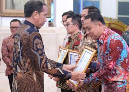 Eri Cahyadi Wali Kota Surabaya Menerima Penghargaan SPBE Terbaik dari Joko Widodo Presiden RI