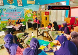 Dukung Pengentasan Kasus Anak Stunting, Bhabinkamtibmas Kebraon Polsek Karangpilang Hadiri Giat Sekolah Orang Tua Hebat