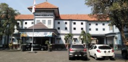DPP AMI ; Salah Satu Klinik Kecantikan Mengeluarkan 16 Produk Kosmetik Tanpa Ijin Edar BPOM Dikarenakan Ketidak Profesional dan Kebobrokan Kinerja Dinas Kesehatan Lamongan