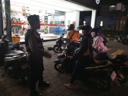 Blue Light Patrol Polsek Mengwi Mengimbau Pengunjung Alfamart Beringkit