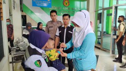Libatkan Tim Dokkes Polres Probolinggo Fasilitasi Pemeriksaan Kesehatan Balita Korban Kekerasan