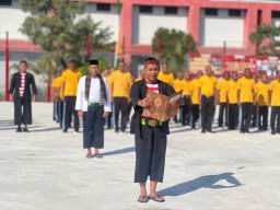 Dengan Mengenakan Pakaian Adat Nusantara, Lapas Narkotika Kelas IIA Pamekasan Kanwil Kemenkumham Jatim Menggelar Upacara Hari Lahir Pancasila