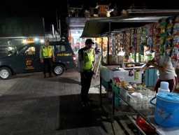 Wujudkan Kamtibmas Yang Aman, Patroli Biru Polsek Abiansemal Sambangi Pedagang Kaki Lima
