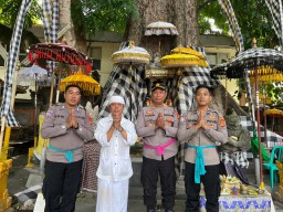 Sat Binmas Polres Bandara Ngurah Rai Laksanakan Giat Kemitraan Sambil Serahkan Bantuan Sarkon