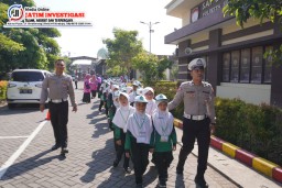 Satlantas Polresta Sidoarjo Kenalkan dan Edukasi Tertib Lalu Lintas kepada Pelajar