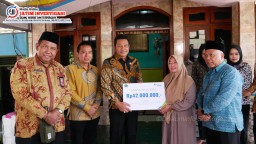 Plt. Bupati Sidoarjo Bersama BPJS Menyerahkan Santunan Perlindungan Kepada Ahli Waris 2 Kepala Desa yang Meninggal