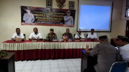 Kapolsek Mengwi Jumat Curhat Bersama Pecalang dan Linmas Desa Baha
