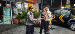 Pawas Iptu Sudyastika Pimpin Blue Light Patrol Di Sepanjang Jalan Canggu Sambangi ATM BRI