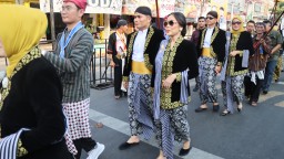 Kapolres Nganjuk Didampingi Ibu Anggun Muhammad Antusias Mengikuti Rangkaian Acara Boyong Noto Projo Kabupaten Nganjuk ke-144