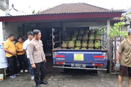 Kapolres Badung AKBP Teguh Priyo Wasono Awasi Pasar Murah Gas LPG 3 KG