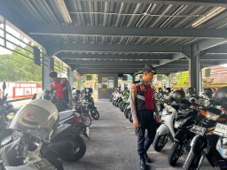 Antisifasi Curanmor, Personil Polres Bandara Ngurah Rai Sisir Tempat Parkir
