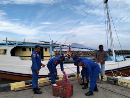 World Ocean Day, Satpolairud Bersama Masyarakat Bersihkan Pantai Situbondo