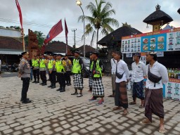 Kapolsek Mengwi Pimpin Pengamanan Festival Dabin STT Darma Bakti Desa Sembung