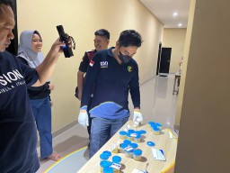 Polres Sumenep Amankan Puluhan Dos Berisi Miras Dari Dua Cafe, 34 Pengunjung Ditest Urine