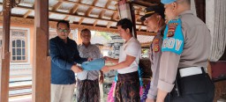 Wujud Empati Ditunjukkan Kapolsek Petang Dengan Melayat Kerumah Anggotanya