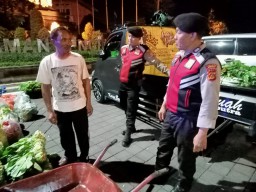 Cegah Gangguan Kamtibmas Blue Light Patrol Polsek Mengwi Sambangi Pasar Adat Desa Mengwi