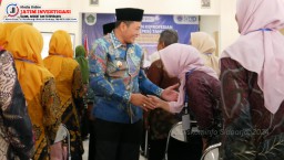 Plt Bupati Sidoarjo Subandi Serahkan Bantuan Beras, Warga Desa Sambut Gembira