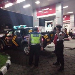 Samapta Polsek Kuta Utara Blue Light Patrol Sambangi SPBU