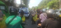 Seusai Berhasil Tangkap Pelaku Curanmor Polsek Simokerto Beraksi Kembali Bagikan 200 Nasi Kotak ke Masyarakat