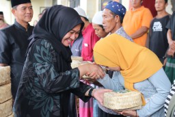 Ratusan Bungkus Daging Hewan Kurban Dibagikan AKBP Teguh kepada Masyarakat