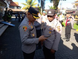 Perangi Judi Online Kapolsek Mengwi Sidak HP Personilnya