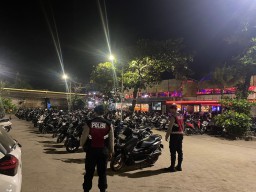 Bolong Polsek Kuta Utara Blue Light Patrol Sambangi Parkiran Pantai Batu Bolong