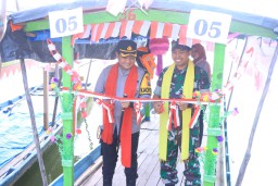 Dukung Industri Pariwisata Polres Ngawi Gelar Lomba Hias Perahu di Waduk Sangiran di Hari Bhayangkara ke-78