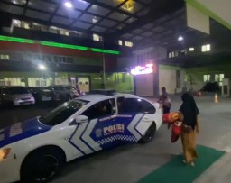 Gerak Cepat Anggota Patwal Polres Nganjuk Tolong Perempuan Alami Pendarahan Dalam