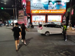Unit Lantas Polsek Kuta Utara Lakukan Blue Light Patrol Dan Lancarkan Arus Lalin Malam Hari
